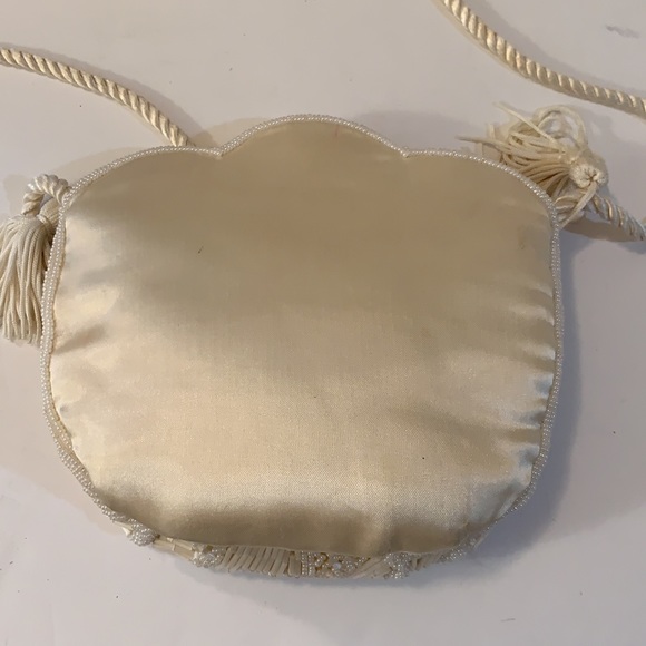 VINTAGE WHITE BEADED HANDBAG WITH SATIN BACK TASSELS AND SATIN CORD STRAP LINED - Picture 5 of 6